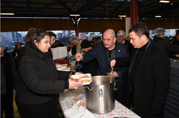 Osmangazi Belediyesi’nin mahalle iftarları kapsamında Hamitler Mahallesi’nde kurduğu gönül sofrası,